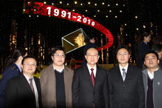 國家質檢總局副局長支樹平（右三）在中央電視臺演播大廳2010年“3.15晚會”直播現場與中國質量檢驗協會會員工作部主任楊曉東（右二）、防偽中心主任王成村（右一）、會員工作部副主任劉輝（左二）、會員工作部副主任王劍（左一）等協會工作人員代表合影留念