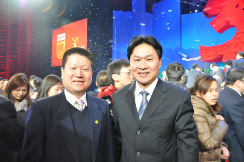 中國質(zhì)量檢驗協(xié)會企業(yè)工作部主任楊曉東與中國消費者協(xié)會副會長兼秘書長楊紅燦在中央電視臺演播大廳2012年“3.15晚會”直播現(xiàn)場合影留念。