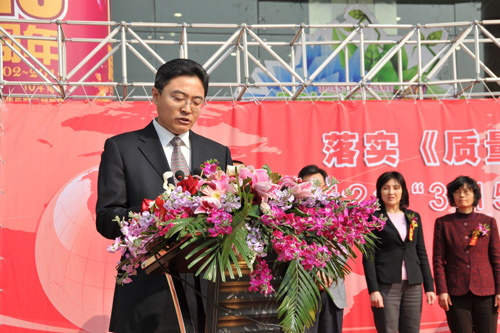國家質(zhì)檢總局辦公廳副主任、中國質(zhì)量檢驗協(xié)會副理事長劉洪生在活動現(xiàn)場發(fā)布2012年皮鞋、衛(wèi)生巾兩類消費品產(chǎn)品質(zhì)量國家監(jiān)督抽查結(jié)果和2011年汽車產(chǎn)品缺陷信息投訴基本情況。
