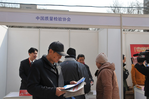中國質(zhì)量檢驗協(xié)會企業(yè)工作部主任楊曉東在2012年3.15咨詢服務(wù)活動現(xiàn)場向消費者介紹中國質(zhì)量檢驗協(xié)會編印的宣傳資料。